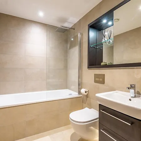 Castle Outlook At Ryedale House Apartment